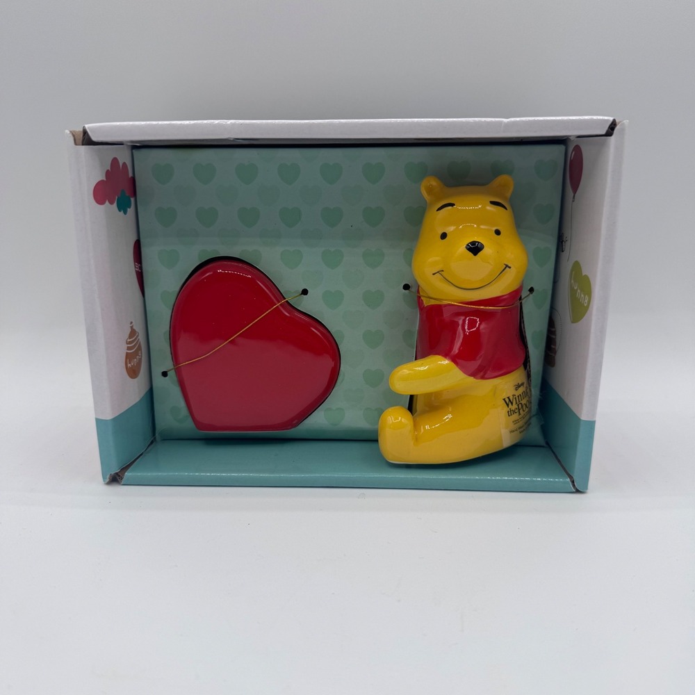 Disney Winnie the Pooh Ceramic Salt and Pepper Shakers Heart Zrike Brands NEW